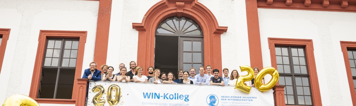 Die Kollegiatinnen und Kollegiaten des Wissenschaftlichen Nachwuchs Kollegs auf dem Balkon des Akademiegebäudes