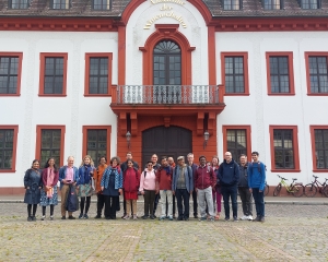 Gruppenfoto von Konferenzteilnehmer:innen vor der Heidelberger Akademie der Wissenschaften