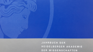 Das Akademielogo (Kopf der Athene im Profil) ist in hellblau auf dunkelblauem Untergrund abgebildet. In einer grauen Zeile darunter steht in weißer Schrift "Jahrbuch der Heidelberger Akademie der Wissenschaften"
