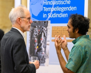 Dr. Aneesh Raghavan im Gespräch mit einem Teilnehmer des Akademientages