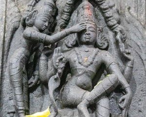 Covering the Sacred Eyes of Śiva, relief in the Ekāmbaranātha temple in Kanchipuram