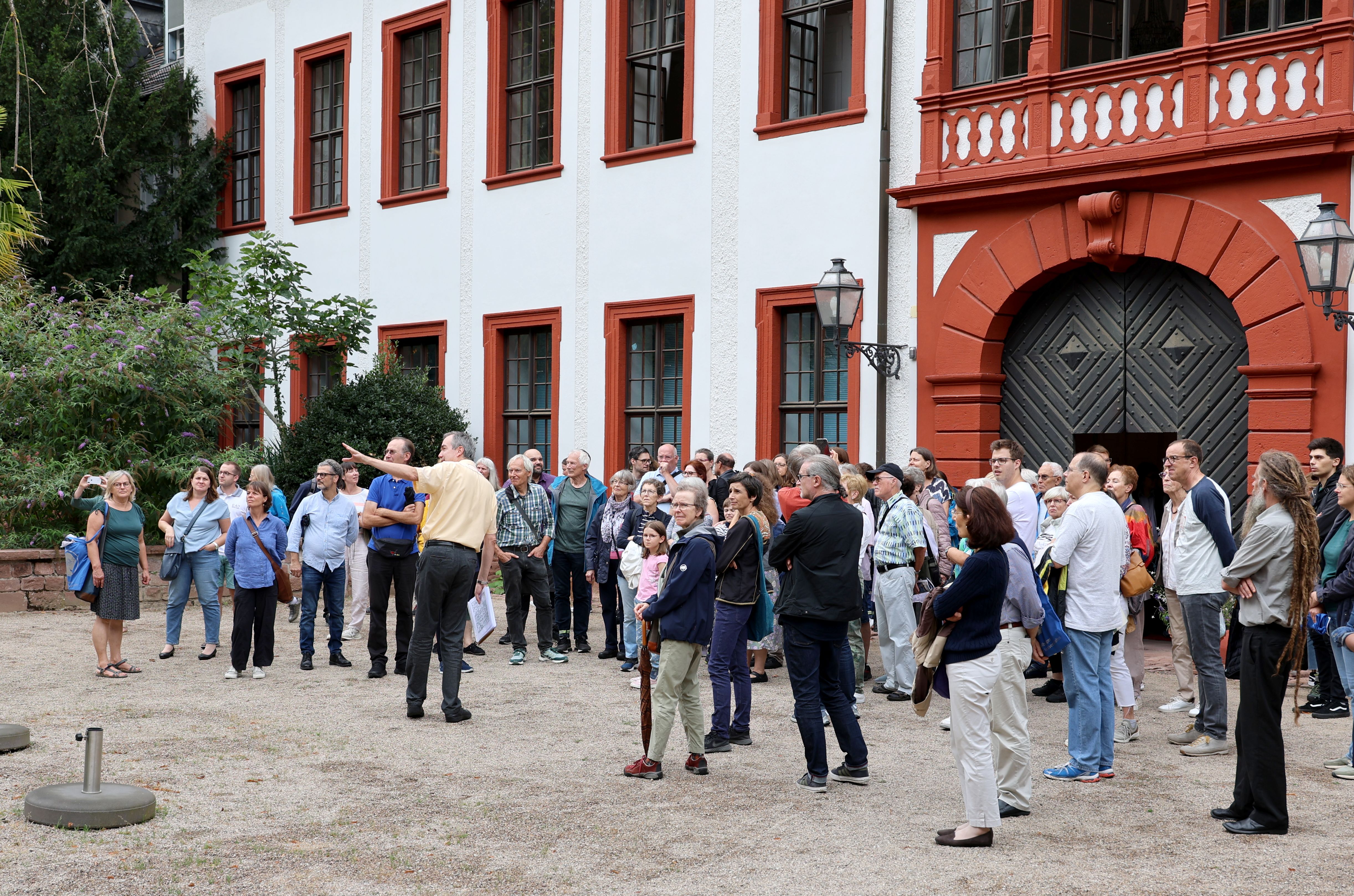 Eine Gruppe von über 50 Personen lässt sich von Prof. Dr. Andreas Deutsch durch den Hofgarten führen.