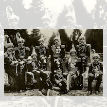 Die schwarz weiß Fotografie zeigt Chandra Shamsher und seine erwachsenen Söhne in traditioneller Uniform. 