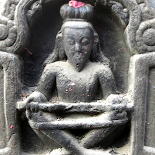 Fotografie eine sitzenden Statue in einer Nische