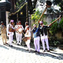 Foto einer Gruppe von Musikern, die verschiedene traditionelle Instrumente spielen. 