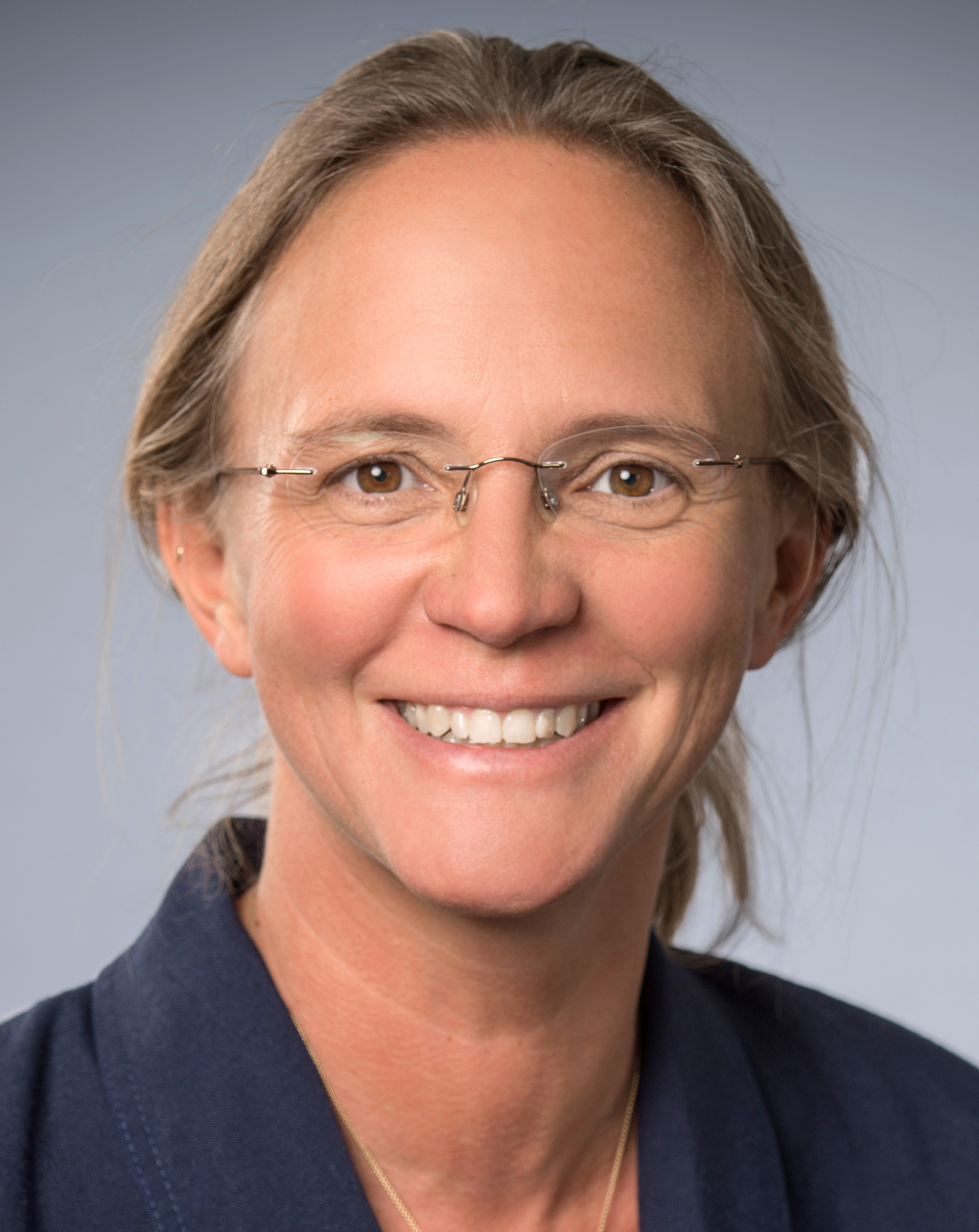 Portrait von Britta Nestler mit Brille und freundlichem Gesichtsausdruck