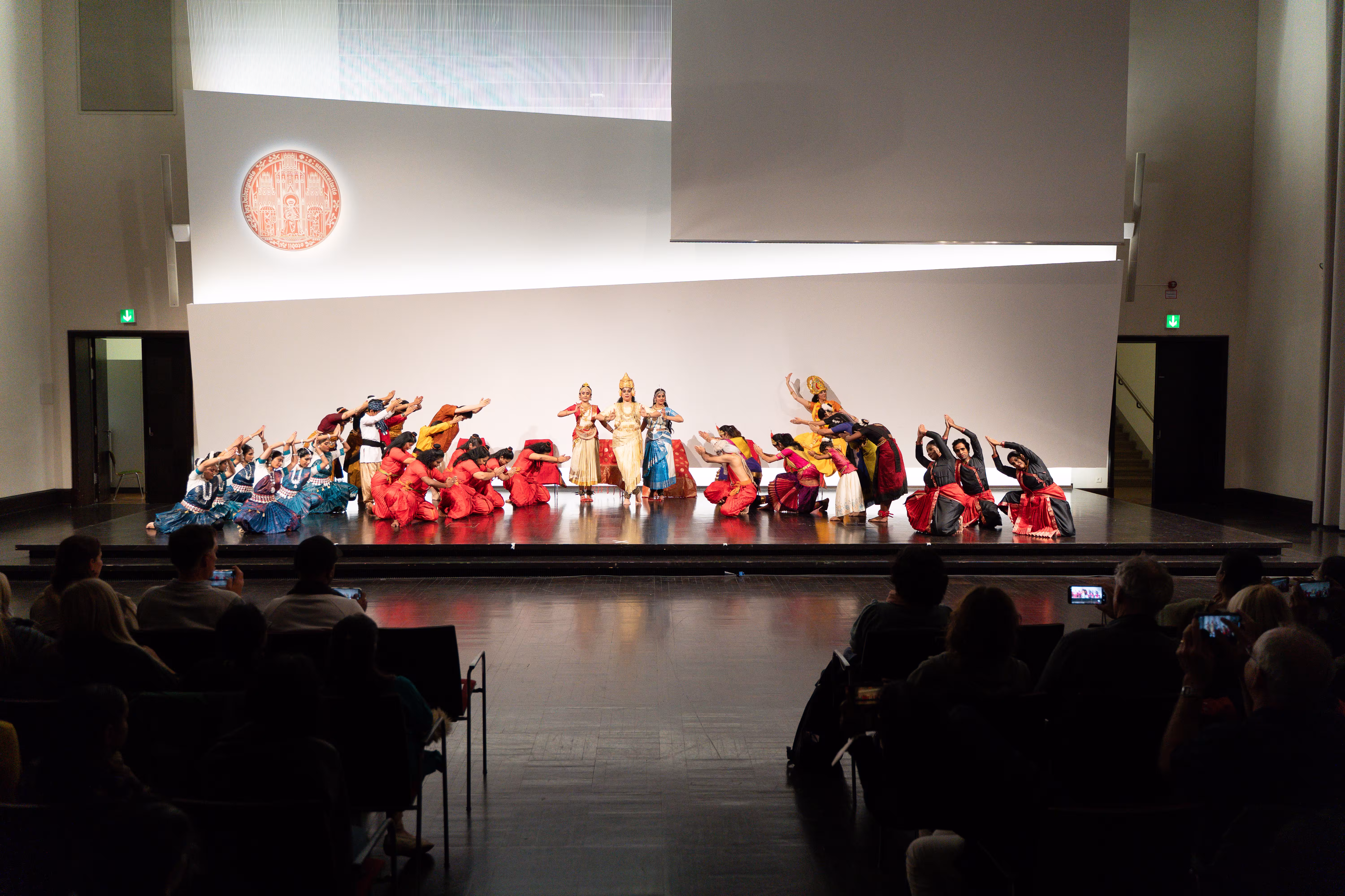Aufführung des Tanzdramas „Vegavatī“ in der Neuen Aula 
