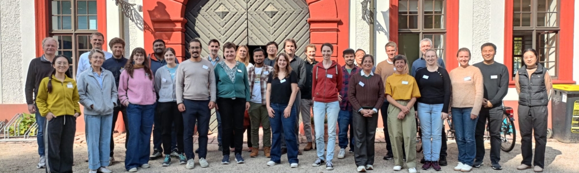 Gruppenbild der WIN-Konferenz Cold Region Hydrology. Im Hintergrund die Rückfassade des Akademiegebäudes