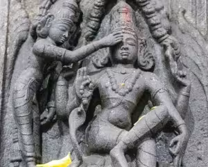 Covering the Sacred Eyes of Śiva, relief in the Ekāmbaranātha temple in Kanchipuram
