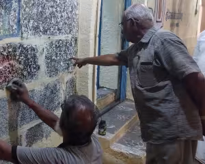 Babu N. Ramaswamy and K. Vijayavenugopal documenting an inscription in the Yathoktakārī temple