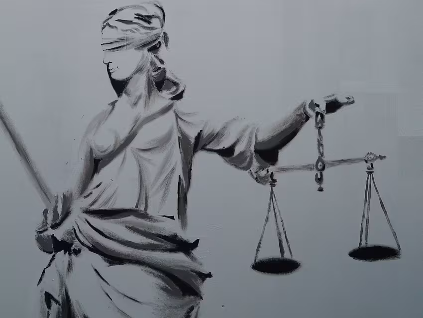 Bleistiftzeichnung der Iustitia. Sie träg ein langes, in Falten liegendes Kleid, in der linken Hand die Waagschale, rechts das Schwert und ein Tuch um ihre Augen gebunden.