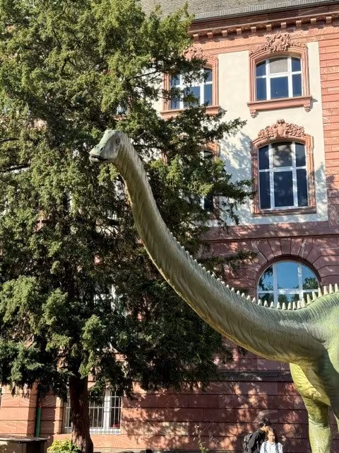 Foto von Saurierfigur vor dem Senckenberg Naturmuseum