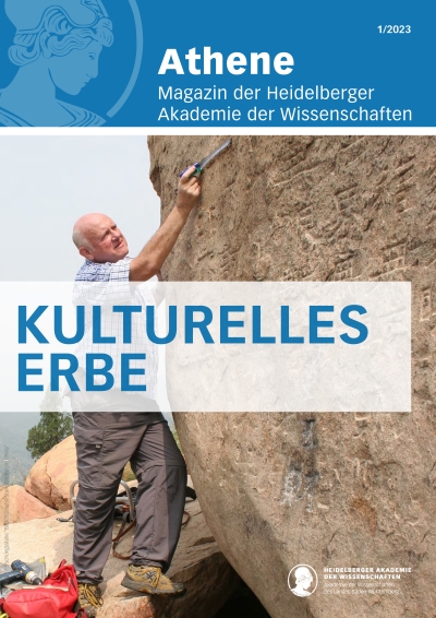 Titelbild mit Herrn Ledderose, der am Fels eine Inschrift vermisst