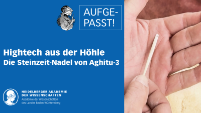 Zweigeteiltes Bild: Links in weißer Schrift auf blauem Hintergrund steht der Titel "Hightech aus der Höhle - Die Steinzeitnadel von Aghitu-3, darunter das Logo der Akademie. Oben am rechten Rand dieses Feldes ist die Marke der Filmreihe gesetzt, die aus Wilhelm Buschs Lehrer Lämpel und dem Ausruf "Aufgepasst!" besteht. Rechts daneben ist die Knochennadel auf einer Hand zu sehen.
