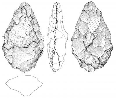 Schwarz-weiß Zeichnung eines steinernen Werkzeugs aus der Steinzeit. Die sogenannte Handaxe ist von vorne, von hinten und im Profil dargestellt sowie in einer Aufnahme von oben. 