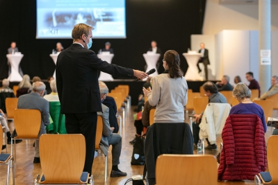 Herr Brock befragt das Publikum