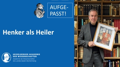Auf blauem Grund in weißer Schrift: Henker als Heiler, darüber Wilhelm Buschs Lehrer Lempel mit erhobenem Zeigefinger, daneben steht "Aufgepasst!" Rechts neben dem blauen Infobereich ist ein Foto von Herrn Deutsch, der das Porträt eines Henkers hochhält.