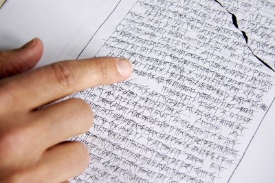 Hand über Papier