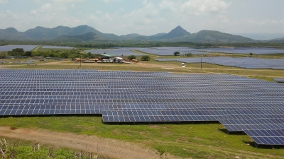 Foto von einem großen Feld mit Solaranlagen