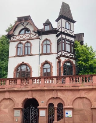Foto des Gebäudes, in dem die Büros der Forschungsstelle untergebracht sind.  