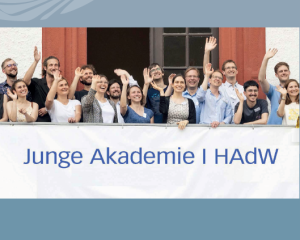 Cover des Flyers zur Jungen Akademie | HAdW. Abgebildet sind Mitglieder der Jungen Akademie auf dem Balkon des Akademiegebäudes, die freudig aus dem Bild winken.