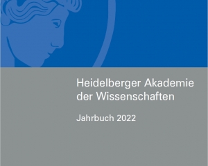 Silbergrauer Umschlag mit dem Schriftzug "Heidelberger Akademie der Wissenschaften - Jahrbuch 2022". Im oberen Drittel verläuft ein blaues Band mit dem angeschnittenen Athenekopf-Emblem links.