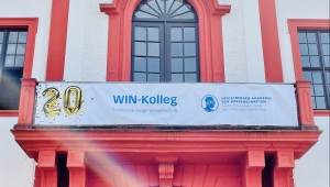 Foto der Frontfassade des Akademiegebäudes mit Schriftzug "20 Jahre WIN-Kolleg" am Balkon