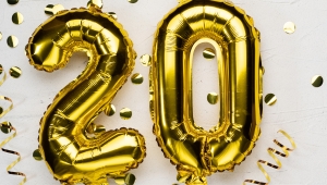Bild zeigt eine goldene 20 aus Luftballons und goldenes Konfetti zur Feier des WIN Jubiläums