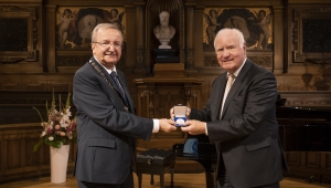 Fotografie auf der Bernd Schneidmüller die Ehrenmedaille an Manfred Fuchs übergibt