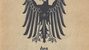 Das Bild zeigt das Deckblatt der Verfassung von Weimar. Auf beigen Untergrund ein schwarzer Adler zu sehen, über dem die Worte "Die Verfassung" stehen. Unterhalb des Adlers steht "des Deutschen Reiches". 