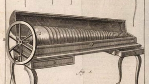 Bleistiftzeichnung einer Glasharmonika. Das Instrument besteht aus ineinandergeschobenen Glasglocken, die auf einem durch ein Pedal angetriebenen Stab aufgereiht sind. In der Zeichnung wird das Instrument gerahmt von der Skizze vier verschiedener Stadien einer aufblühenden Knospe. 