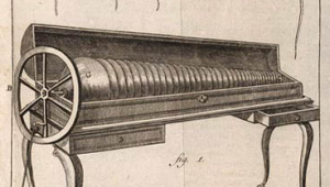 Bleistiftzeichnung einer Glasharmonika. Das Instrument besteht aus ineinandergeschobenen Glasglocken, die auf einem durch ein Pedal angetriebenen Stab aufgereiht sind. In der Zeichnung wird das Instrument gerahmt von der Skizze vier verschiedener Stadien einer aufblühenden Knospe. 