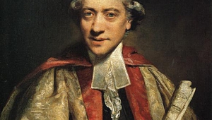 Portraitzeichnung von Charles Burney. Er ist vor schwarzem Hintergrund abgebildet und trägt einen rot-goldenen Mantel über einem Schwarzen Umhang mit weißem Kragen. Auf dem Kopf trägt er eine graue Perücke. In der Hand hält er eine Schriftrolle.