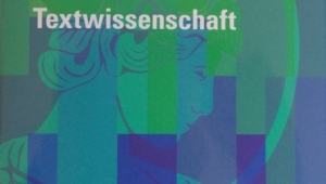 grün-blau-lilafarbenes Buchcover mit Farbverlauf. Darüber liegt die Akademie-Athene in der Profilansicht. Die Titelschrift ist weiß. Unten links ist das Akademielogo abgebildet, unten rechts das Logo des Kröner-Verlags.