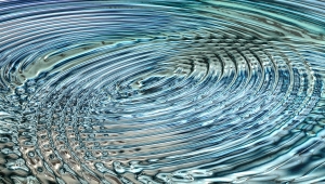 Foto zeigt kleine Wellen auf einer Wasseroberfläche als hätte jemand einen Kieselstein hinweingeworfen. 