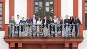 Gruppenbild der Geschäftsstelle auf dem Balkon.