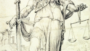 Schwarz-weiß Zeichnung von der Justitia. Die Ganzkörperdarstellung zeigt sie in einem antiken Kleid. Sie ist frontal abgebildet, hält ein langes Schwert in der rechten Hand, dessen Spitze auf dem Boden abgestellt ist. In der linken Hand hält sie die Waage und hat ein schmales Band um die Augen gebunden. Im Hintergrund sind Hügel, eine Ortschaft rechts unten im Bild und eine Tempelruine links im Bildhintergrund abgebildet.