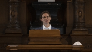 Fotografie von Katharina Jacob, hinter einem Redepult stehend