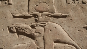  Sandsteinbildnis: Darstellung der Gottheit Sobek, der Kopf des tierähnlichen Gottes ist im Seitenprofil zu sehen mit einer aufwändigen Kopfbedeckung