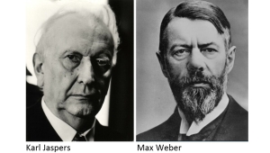 Zwei Porträtfotos nebeneinander: Links ist das Foto von Karl Jaspers als älterer Herr mit weißem Haar und rechts das Foto von Max Weber im Alter von Mitte fünfzig zu sehen. Weber hat darauf einen grauen Vollbart. Die Fotos sind in schwarz-weiß.