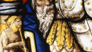 Glasmalerei mit der Darstellung eines bärtigen Mannes, der Simon von Cyrene zeigen soll.