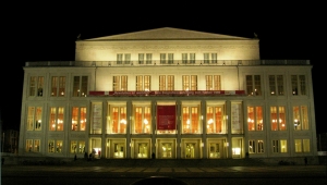 Beleuchtete Frontseite der Oper Leipzig bei Nacht