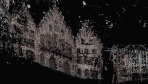 Monochrome Pastellzeichnung aus der Vogelperspektive, die den Frankfurter Römer (Rathaus) mit der typischen Treppengiebelfassade zeigt. 
