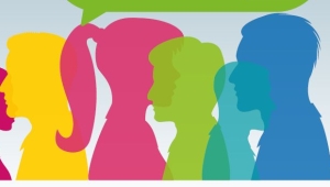 Plakat für den Akademientag mit Informationen. Unten sind bunte, stilisierte Personen zu erkennen. Oben ist der Titel "Akademientag - Einander verstehen - gemeinsam in die Zukunft". In Sprechblasen sind die Info wann, wo und was genannt.