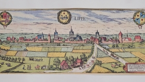 Kolorierte Stadtansicht von Lippstadt mit drei Wappen, die in kreisförmigen Kränzen eingebettet oben links, mittig und rechts zu sehen sind. Unten rechts  