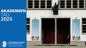 Thumbnail zum Aftermovie des Akademientags 2025. Zu sehen ist die Eingangsportal der Neuen Universität in Heidelberg, flankiert jeweils links und rechts von einem Banner, das den Akademientag ankündigt.