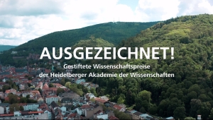 Titelbild des Films Ausgezeichnet Gestiftete Wissenschaftspreise der Heidelberger Akademie der Wissenschaften. Das Bild zeigt eine Luftaufnahme der Stadt Heidelberg mit bewaldeten Bergen, dem Neckar und Häusern.