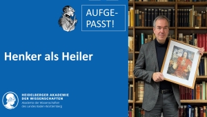 Auf blauem Grund in weißer Schrift: Henker als Heiler, darüber Wilhelm Buschs Lehrer Lempel mit erhobenem Zeigefinger, daneben steht "Aufgepasst!" Rechts neben dem blauen Infobereich ist ein Foto von Herrn Deutsch, der das Porträt eines Henkers hochhält.