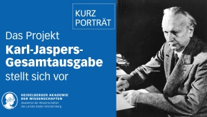 Zweigeteiltes Bild: Auf der linken Seite mit blauem Hintergrund ist in weißer Schrift geschrieben: Kurzporträt, Das Projekt Karl-Jaspers-Gesamtausgabe stellt sich vor. Darunter ist in weiß das Logo der HAdW zu sehen. Rechts vom Betrachter aus gesehen, ist eine Fotografie von Karl Jaspers, die ihn im Dreiviertelprofil an einem Schreibtisch sitzend zeigt. Er blickt nachdenklich nach unten und hält seine Brille in der Hand.