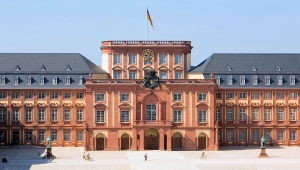 Frontalansicht des Mannheimer Schlosses mit Ehrenhof mit Blick auf den Mittelrisaliten